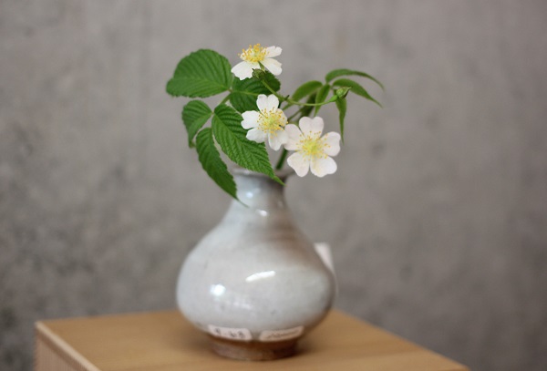 唐津焼の花瓶と花の写真