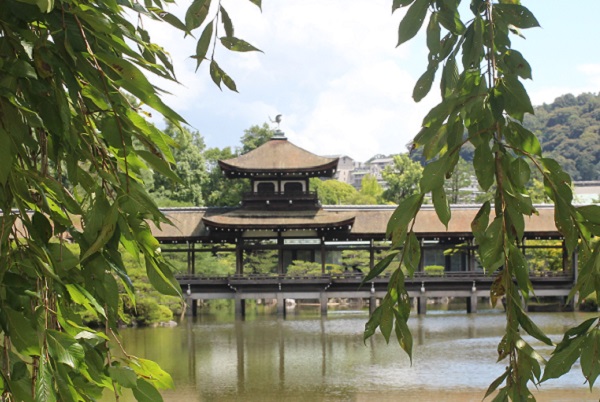 平安神宮の池と木、建物の写真