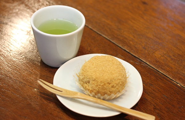 おはぎとお茶の写真