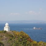 伊王島の灯台と海、船の写真