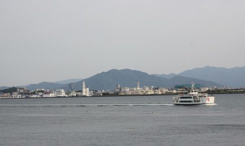 姪浜渡船場から能古島渡船場へ向かうフェリーの様子の写真