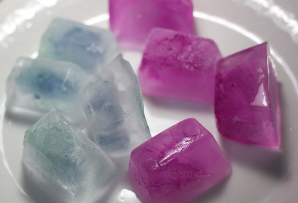 ブルーのマロウティーと、レモンを入れてピンクになったマロウティーを凍らせた様子、2色のキューブ状の氷が4個づつ皿に乗ってる写真