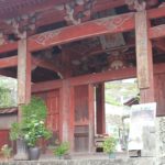 紫陽花が置いてある興福寺の入り口の門の写真