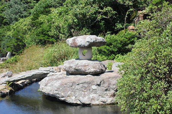 堂崎鼻にある池と、石灯籠の写真