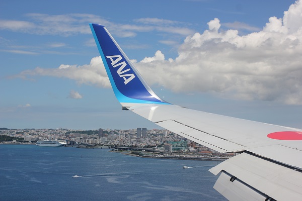 飛行機から見た沖縄の街並みの写真