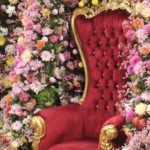 ハウステンボスの「２万本のダリア」会場内のダリアの壁と優雅な椅子の写真