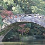 諫早公園の眼鏡橋とモミジの紅葉の写真