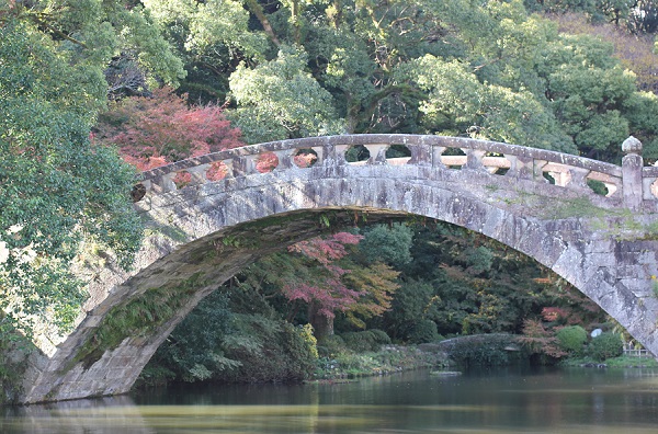 諫早公園の眼鏡橋とモミジの紅葉の写真