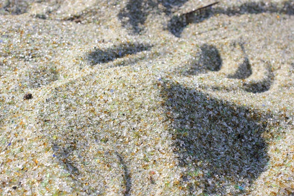 サラサラとしたガラスの砂浜の写真