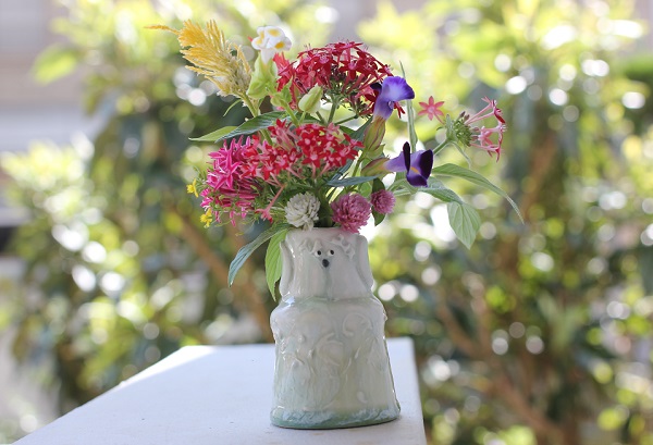 椎猫白魚（しいね しらうお）さんの花瓶と庭の花の写真