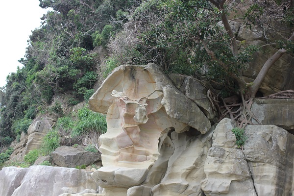 「ぜぜヶ浦」芸術的な奇岩